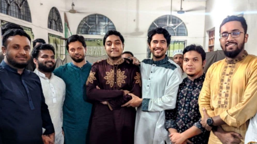 জাকসুর জিএস নির্বাচিত বড় ভাইকে ক্যাম্পাসে গিয়ে অভিনন্দন ফাইয়াজের image