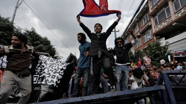 image of নেপালে গণ-অভ্যুত্থান : দুর্নীতি ও স্বজনপ্রীতির বিরুদ্ধে ক্ষোভের প্রকাশ